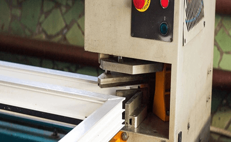 行業 |包裝 |臺達裁切護角機解決方案，動作柔順，高速精密